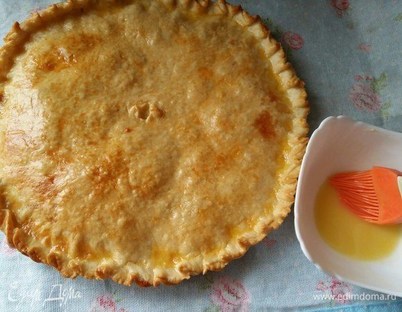 Растопить в микроволновой печи сливочное масло, смазать пирог и оставить еще на некоторое время.