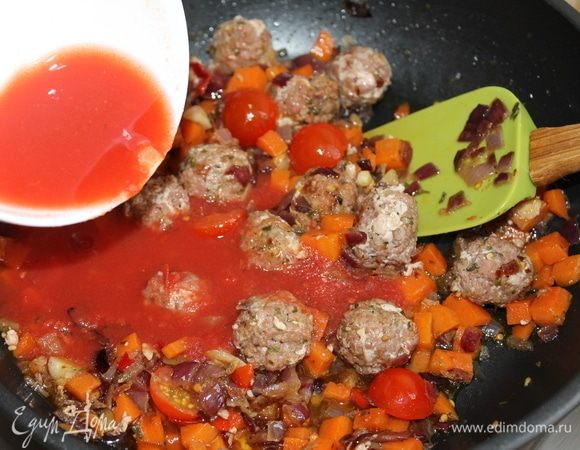 Влейте томатный сок или измельченную мякоть помидоров. Я использовала домашний томатный сок.