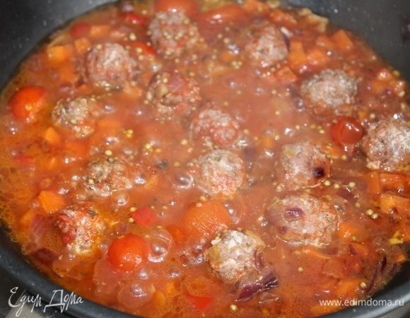 Под крышкой, не допуская бурного кипения, тушите соус до готовности мясных тефтелей.