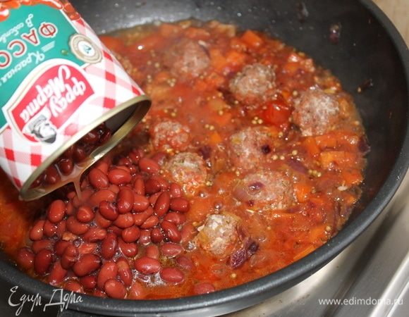 Добавьте в соус красную фасоль ТМ «Фрау Марта».