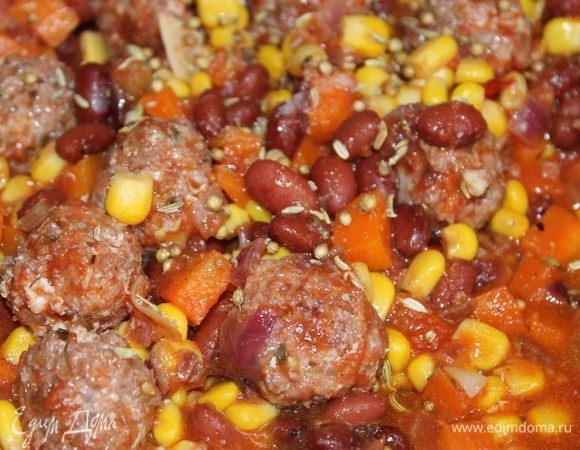 Перемешайте и продолжайте тушить рагу на медленном огне в течение 5 минут.