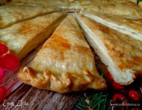 Сырный пирожок. С молочком и не только — очень вкусно:)<br />
Приятного аппетита!