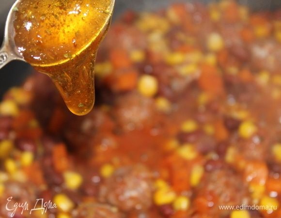 В процессе добавьте ложечку меда, чтобы сбалансировать вкус, т.к. помидоры могут дать излишнюю кислоту.