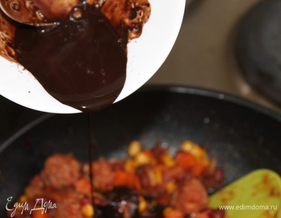Следом за медом добавьте разведенное в воде какао или натертый черный шоколад. Но какао, если оно хорошего качества, удобнее добавить в блюдо. Поэтому выбирать вам, в каком виде добавить шоколадную составляющую.