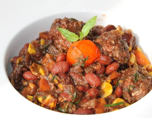 Подавайте рагу горячим со свежей зеленью.