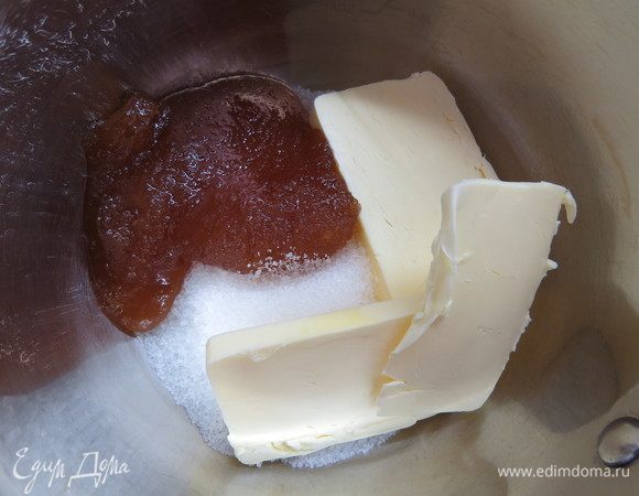 Готовим медовые коржи. Нам нужно испечь 4 коржа — 3 размером 18 см и 1 размером 20 см. Завариваем медовое тесто. Мед, сахар и сливочное масло ставим на водяную баню.