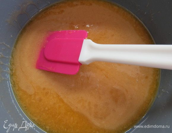 Нагреваем на водяной бане, пока сахар не растворится. Добавляем соду, перемешиваем и варим, пока смесь не станет карамельного цвета.