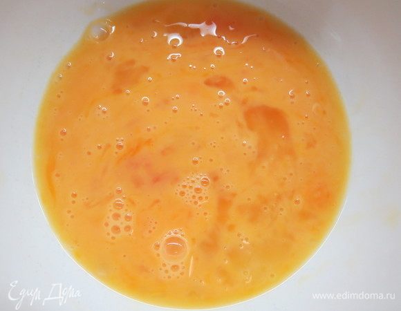 В отдельной мисочке взбиваем яйца венчиком до однородности. Вводим яичную массу и держим на водяной бане, пока смесь не станет увеличиваться.