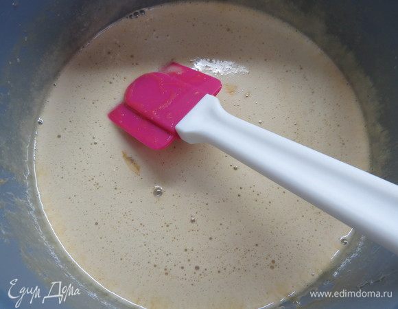 Снимаем с огня, чуть остужаем и только тогда вводим муку.