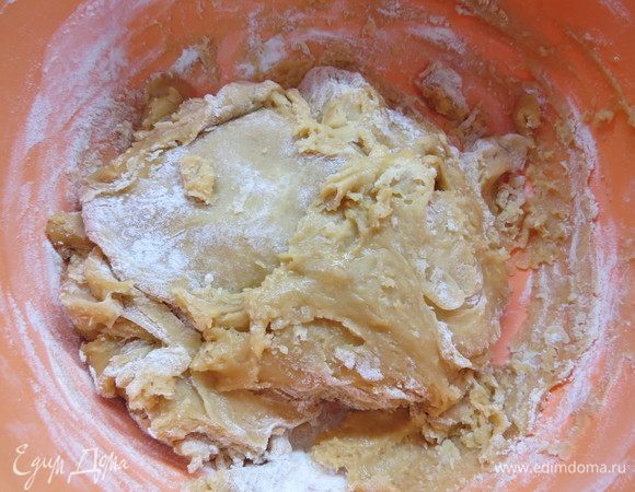 Если вводить муку в горячую массу, то она вберет муки слишком много. После добавления муки тесто будет оставаться немного липким, это нормально, больше муки досыпать не нужно. Оно отлежится и станет гораздо менее липким. Тесто накрываем полотенцем и оставляем остывать. Остывшее тесто поделим и раскатаем тонко. Вырежем круги необходимого размера. Обязательно вилкой нужно сделать дырочки. Поставим в духовку на 7–8 минут при 180°C. Оставим остывать.