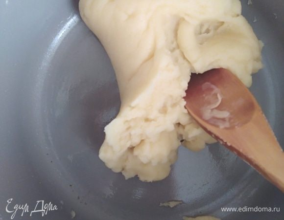 Муку просеять! Всыпать в кастрюлю, помешивая, пока смесь не станет однородной. Поставить на плиту. Помешивая, держать на огне около минуты. Смесь не должна пересохнуть. Теперь тесто должно немного остыть. Я оставила на 5 минут. Перемешать лопаткой.