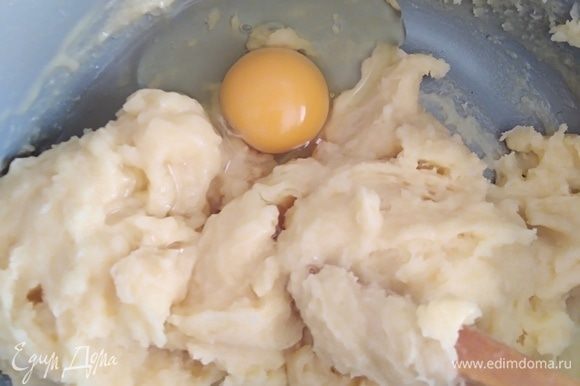 Яйца достать из холодильника заранее. Яйца лучше брать среднего размера. По одному добавить яйца, после каждого добавления перемешать лопаткой до однородности. Последнее яйцо желательно разбить в тарелку и добавлять постепенно. Может понадобиться не все.