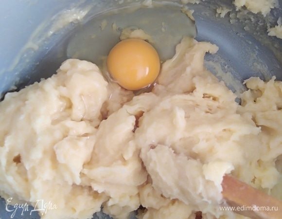 Яйца достать из холодильника заранее. Яйца лучше брать среднего размера. По одному добавить яйца, после каждого добавления перемешать лопаткой до однородности. Последнее яйцо желательно разбить в тарелку и добавлять постепенно. Может понадобиться не все.