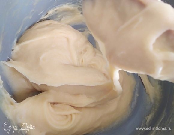 Яйца должны полностью соединиться с тестом. Получается однородное тесто. Если набрать его на лопатку и стукнуть об край кастрюли, то оно должно опадать.