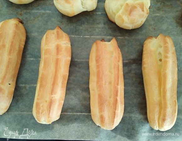 Теперь фишка, которой я воспользовалась по совету из книги. Противень с заготовками поставить в разогретую духовку и плеснуть на дно духовки немного воды (полстакана) можно обрызгать из пульверизатора. Это поможет тесту лучше подняться. Закрыть духовку. Через 5 минут приоткрыть и выпустить лишнюю влагу. Выпекать около 20–30 минут, зависит от размера заготовок. Мои пеклись 25 минут. Остудить полностью.