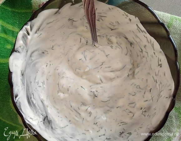 Половину заготовок я наполнила сладким кремом. А половина — это закусочные профитроли. Для них готовим крем. Смешать творожный сыр, сливки (можно заменить на сметану) зелень и пропущенный через пресс чеснок.