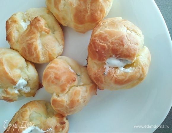 Наполнить заготовки кремом с помощью кондитерского шприца. Убрать в холодильник на час.