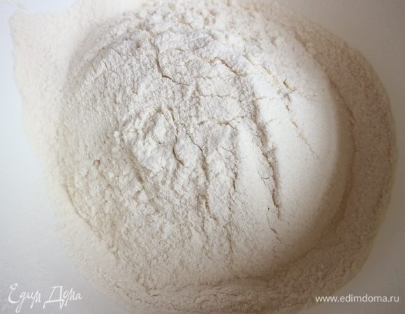 Муку с разрыхлителем просеять.