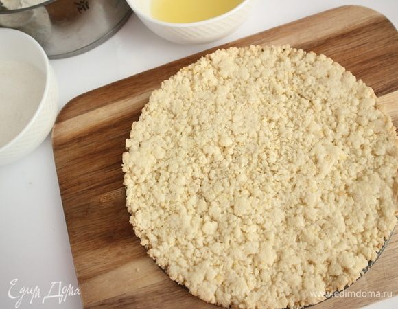 Выпекать корж 20 минут в предварительно разогретой до 180°C духовке. Вынуть корж из духовки, дать немного остыть, освободить от формы.