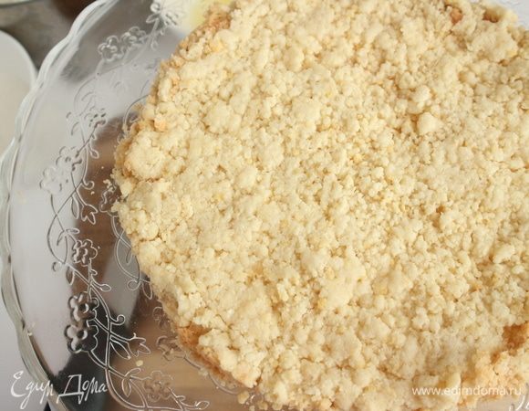 Положить на плоскую тарелку или поместить на специальную подставку для торта.