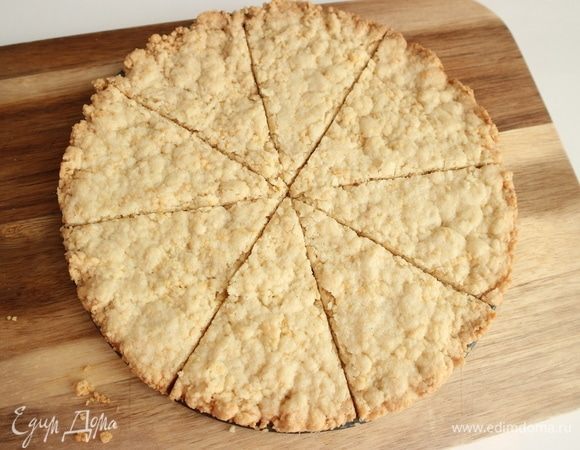 Испечь еще два коржа, один из которых можно разрезать на 8 частей через центр.