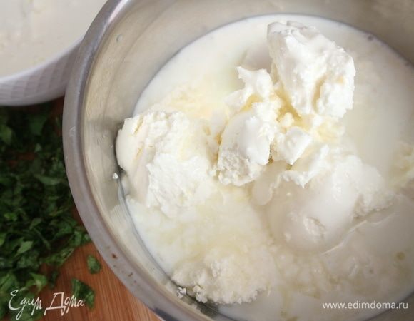 Смешать творожный сыр (можно взять маскарпоне), натуральный йогурт (здесь 2,5% жирности йогурт из натурального молока), лимонный сок.