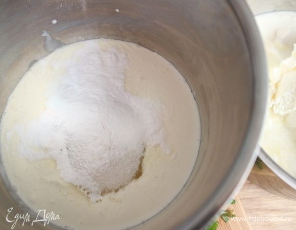 Сливки с загустителем и сахарным песком взбить до густой консистенции. В творожную смесь добавить мелко нарезанные листики мяты.