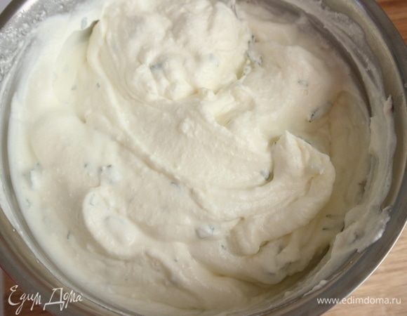 Осторожно подмешать взбитые сливки к творожной массе, стараясь сохранить воздушную текстуру.