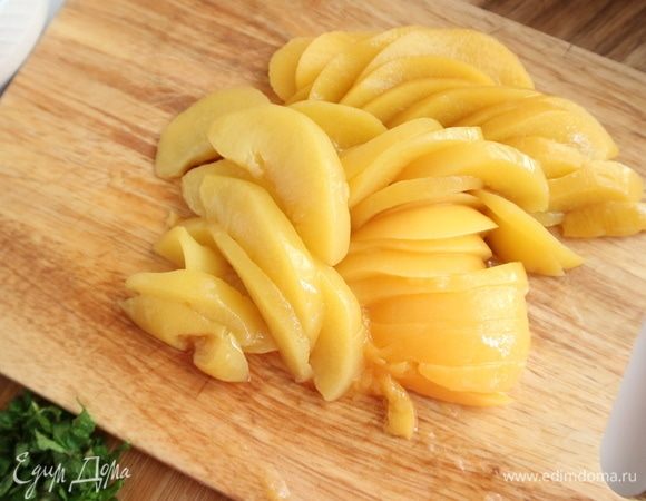 Персики откинуть на сито, дать стечь сиропу, нарезать на пластины. В ингредиентах указан вес персиков без сиропа. Персики можно заменить на консервированный ананас или другие фрукты.