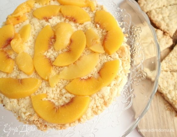 Поместить кусочки персика на нижний корж.