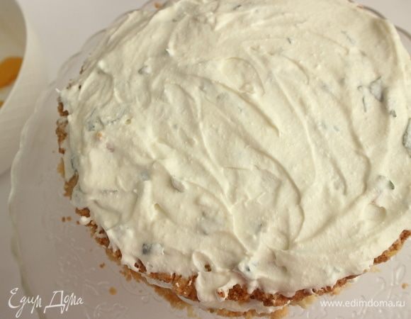 Верхний корж смазать кремом.