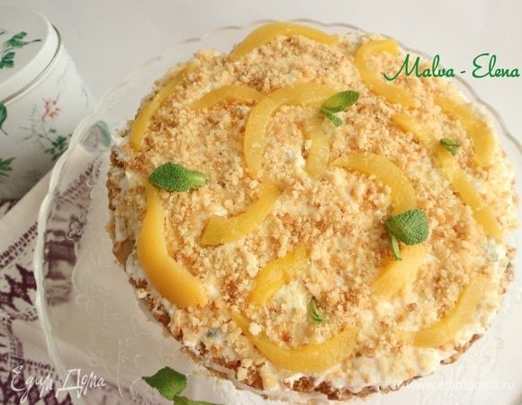 Обсыпать крошкой, некоторое количество ее у меня образовалось при снятии коржей из формы, украсить кусочками персика, листиками мяты. Можно подавать сразу, а лучше на некоторое время (часа на 3–4) убрать в холодильник.