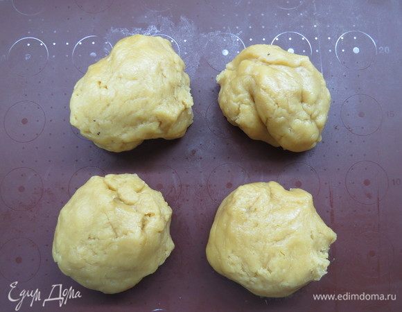 Остывшее тесто делим на 4 части — одна побольше, три поменьше.