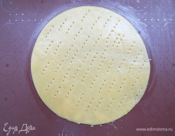 Каждый кусочек теста раскатать и вырезать круг. У меня получилось 3 круга диаметром 18 см и 1 круг диаметром 20 см. Выпекаем в разогретой до 180°C духовке 7–8 минут.