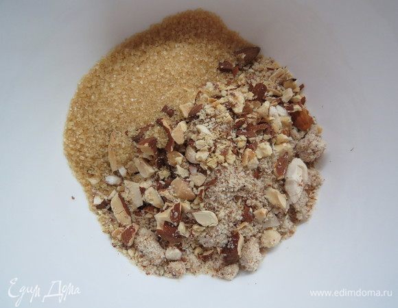 Готовим миндальный штрейзель. Миндаль измельчить в неслишком мелкую крошку, добавить коричневый сахар.