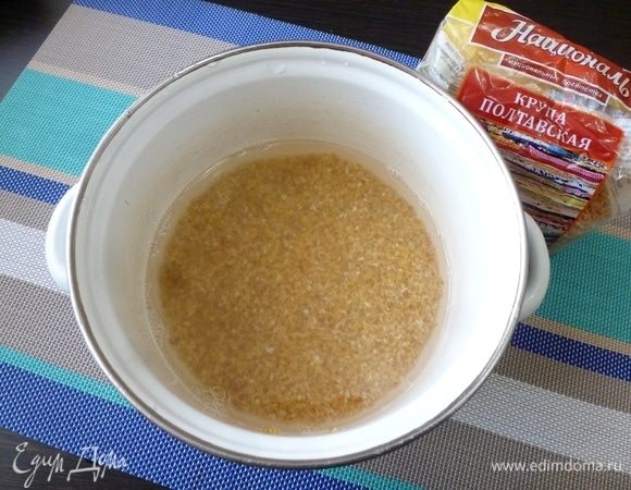 Крупу Полтавскую ТМ «Националь» помыть, залить водой и поставить на огонь вариться. Добавить щепотку соли.