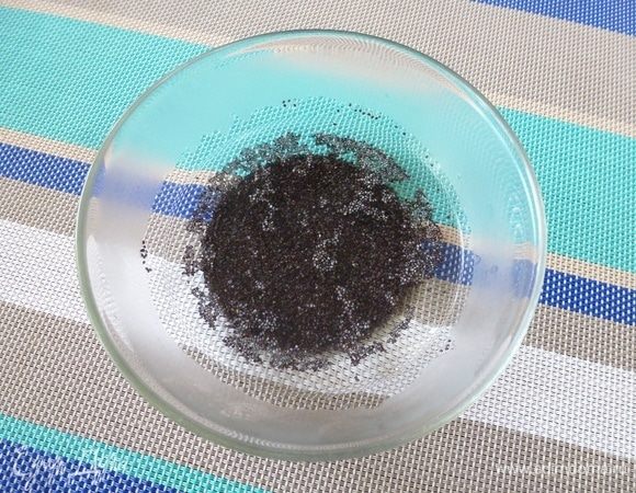 Мак залить кипятком, когда вода слегка остынет, слить ее и залить новым кипятком. Пусть мак разбухает.