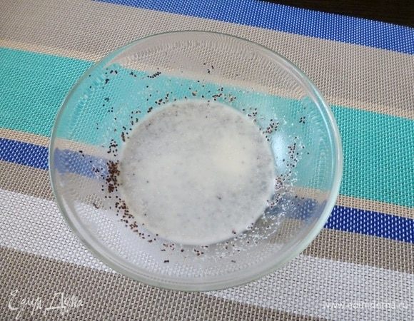 На поверхности воды может появиться масло. Слить воду, налить 1–2 ст. ложки кипятка и начать растирать мак пестиком или толкушкой. Можно еще подлить горячей воды, если густовато. Маковая вода начнет белеть, получится что-то типа макового молочка.