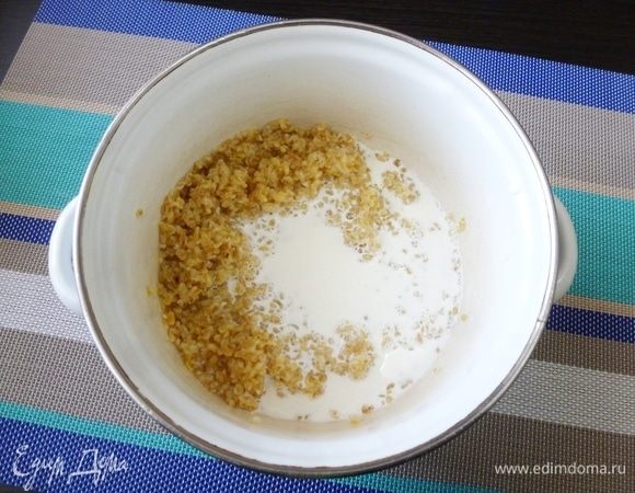 Когда каша почти сварится, влить сливки (или молоко) и варить до готовности, помешивая, чтобы не пригорела. Если вдруг вся вода не впиталась, ну может вы нальете слишком много воды, то лишнюю воду можно слить.