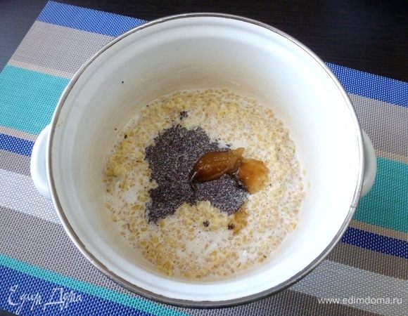 Каша почти готова. Кладем мед и выливаем маковое молоко вместе с маком. Хорошо перемешаем и варим еще минуты 3–5.