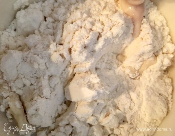 К молоку и воде, сахару и дрожжам добавить столовую ложку с горкой муки от общего количества. Перемешать и оставить опару подходить в теплом месте примерно на 10 мин.
