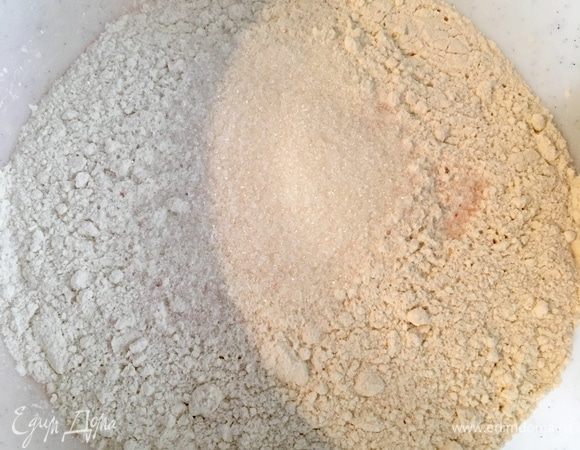 В это время в миске, где будем замешивать тесто, соединить муку со щепоткой соли и оставшейся чайной ложкой сахара.