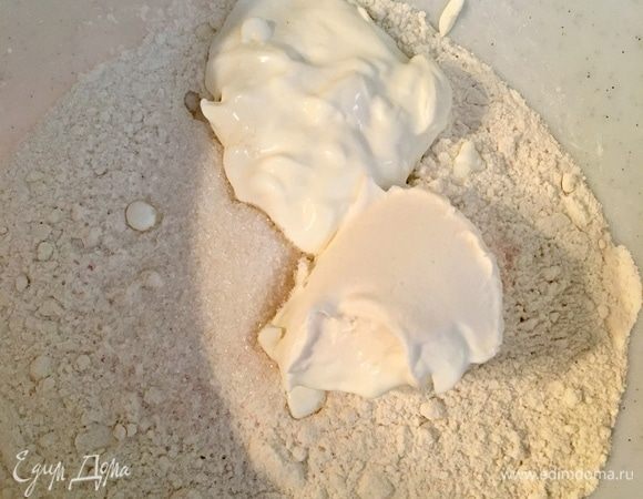 Добавить к сухим ингредиентам сметану.