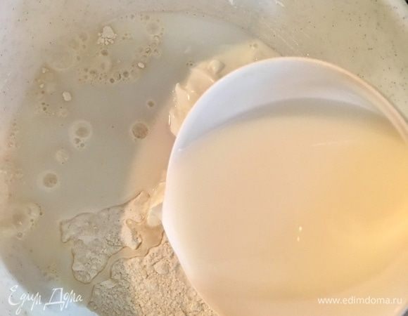 Влить 100 мл теплого молока.