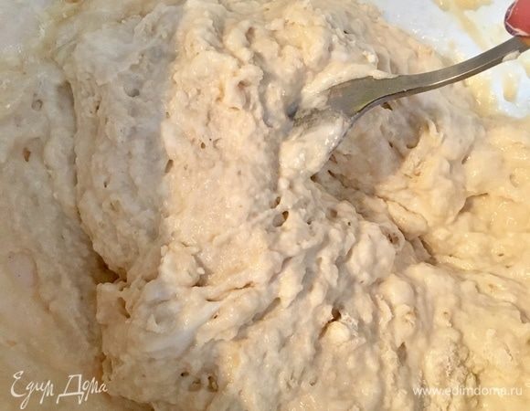 Соединить сухие ингредиенты с жидкими. Можно перемешать сперва просто ложкой.