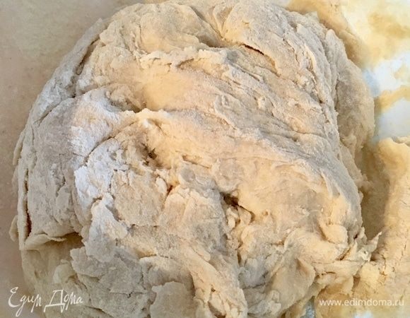 Потом подключаем руки и соединяем уже все более равномерно руками. Именно руками легче почувствовать тесто.