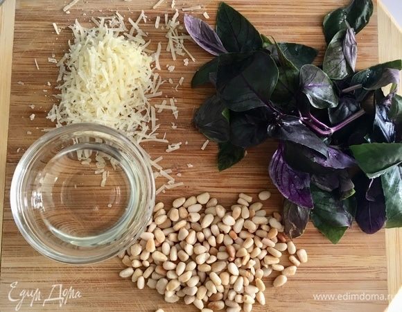 А пока тесто подходило, можно сделать домашний соус песто. Здесь все просто. Если честно, соус песто делаю на глаз. Беру по горсти кедровых орешков (подрумянить на сухой сковороде). Горсть базилика. Пармезан натереть на терке, также горсть. Зубчик чеснока почистить и порубить помельче. Ароматное оливковое масло. Все ингредиенты положить в блендер.