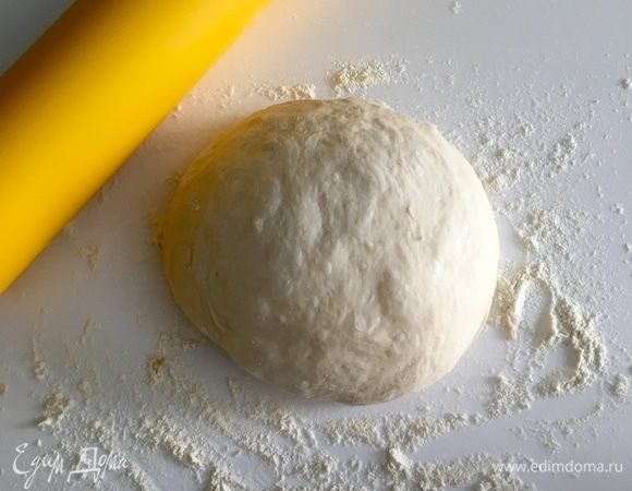Итак, возвращаемся к тесту. Припылить рабочую поверхность мукой, слегка обмять тесто, превратив его в шар и выложить на стол.