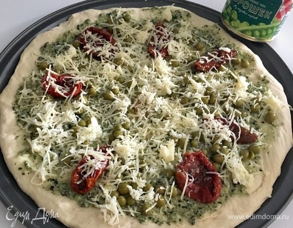 Сверху начинку прикрыть сначала моцареллой для сливочности и пармезаном для загорелой корочки. Духовку разогреть до 180°C и поставить нашу лепешку-пиццу в духовку примерно на 25–30 мин. Следите за своей духовкой!