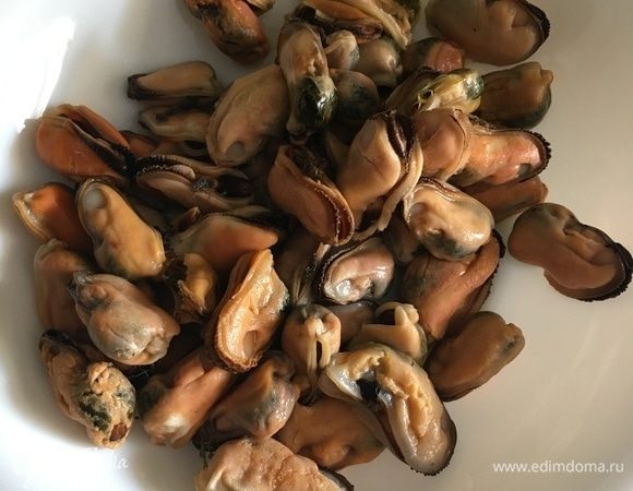 Пока лепешка сидит в духовке, займемся мидиями. У меня были варено-мороженые мидии, которые я просто разморозила. Можно, конечно, взять и свежие.
